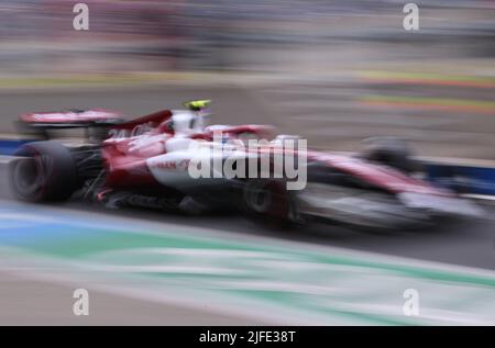 Silverstone, Großbritannien. Silverstone, Großbritannien. 02.. Juli 2022. 2.. Juli 2022, Silverstone Circuit, Silverstone, Northamptonshire, England: Großer Preis von Großbritannien F1, Qualifying Sessions: Zhou Guanyu aus China fährt den (24) Alfa Romeo F1 C42 Ferrari in der Boxengasse Credit: Action Plus Sports Images/Alamy Live News Credit: Action Plus Sports Images/Alamy Live News Stockfoto