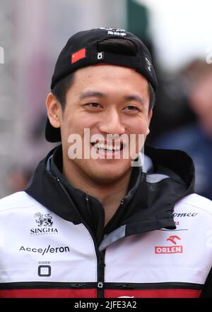 Silverstone, Großbritannien. Silverstone, Großbritannien. 02.. Juli 2022. 2.. Juli 2022, Silverstone Circuit, Silverstone, Northamptonshire, England: Großer Preis von Großbritannien F1, Qualifikationssitzungen: Zhou Guanyu kommt in Silverstone an Kredit: Action Plus Sports Images/Alamy Live News Kredit: Action Plus Sports Images/Alamy Live News Stockfoto