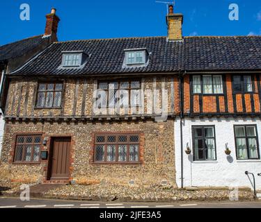 Norfolk, Großbritannien - April 7. 2022: Blick auf alte Fachwerkhäuser im wunderschönen Dorf Little Walsingham in Norfolk, Großbritannien. Stockfoto