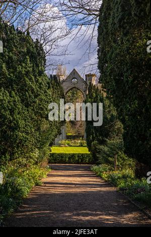 Norfolk, Großbritannien - 7. 2022. April: Die Überreste des historischen Walsingham Priorats im wunderschönen Dorf Little Walsingham in Norfolk, Großbritannien. Stockfoto