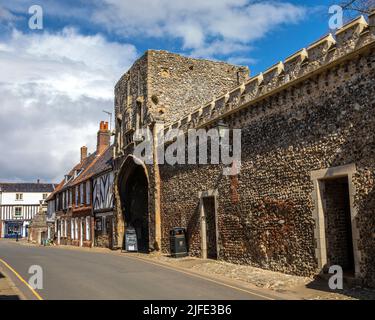 Norfolk, Großbritannien - 7. 2022. April: Tor in die Ruinen des Walsingham Priorats in Little Walsingham, Norfolk, Großbritannien. Stockfoto