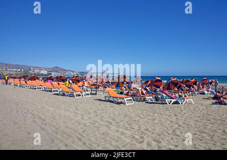 Touristen am Strand von Playa del Ingles, Grand Canary, Kanarische Inseln, Spanien, Europa Stockfoto