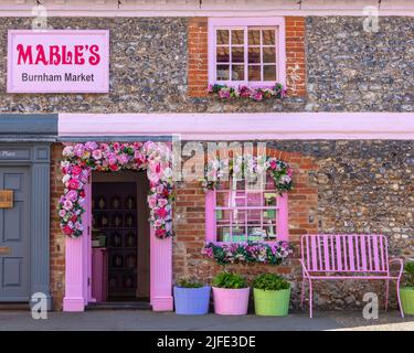 Norfolk, Großbritannien - 7. 2022. April: Das hübsche Äußere von Mables im Dorf Burnham Market in Norfolk, Großbritannien. Stockfoto