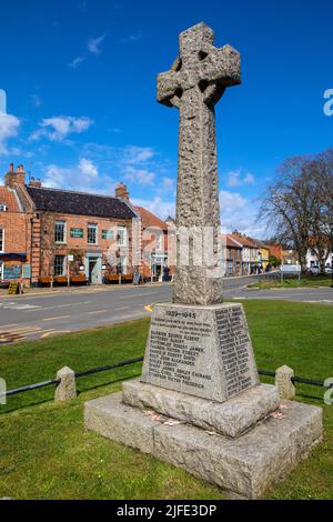 Norfolk, Großbritannien - 7. 2022. April: War Memorial im Dorf Burnham Market in Norfolk, Großbritannien. Stockfoto