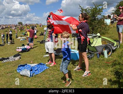 Dänemark. 02.. Juli 2022. Kein Mangel an Fans jeden Alters während der Tour De France, Etappe 2, Roskilde nach Nyborg, Dänemark, 1.. Juli 2022, Kredit:Pete Goding/Goding Images/Alamy Live Nachrichten Gutschrift: Peter Goding/Alamy Live Nachrichten Stockfoto