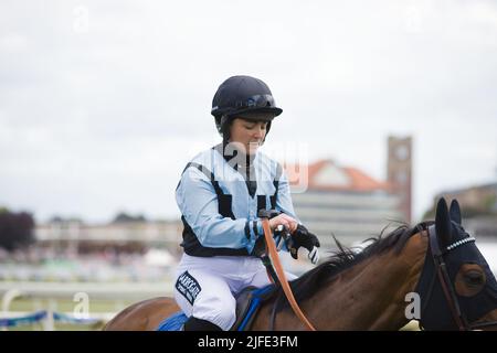 Jockey Becky Smith auf Topanticipation wartet auf den Start eines Rennens auf der York Racecourse. Stockfoto