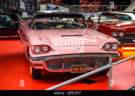 SINSHEIM, DEUTSCHLAND - MAI 2022: Pink Cabrio Ford Thunderbird Cabrio 2. Generation 1958 Stockfoto