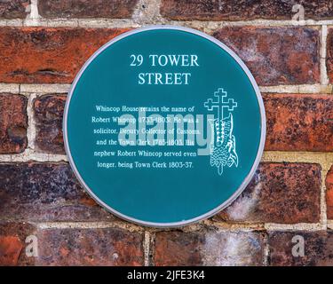 Norfolk, Großbritannien - 8. 2022. April: Eine Gedenktafel an der Tower Street 29 in Kings Lynn in Norfolk, Großbritannien, die die Geschichte des Ortes beschreibt. Stockfoto