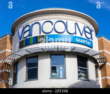 Norfolk, Großbritannien - 8. 2022. April: Das Schild über dem Eingang zum Einkaufszentrum im Vancouver Quarter in der Marktstadt Kings Lynn in Norfolk, Großbritannien. Stockfoto