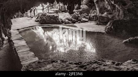 Altes Schwarz-Weiß-Bild von Amazing blau türkis Wasser und Kalkstein Höhle Sinkhole Cenote bei Santuario de los guerereros in Puerto Aventuras Quint Stockfoto