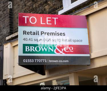 Norfolk, Großbritannien - 8. 2022. April: Ein SCHILD ZUR ANLEERUNG über einem leeren Einzelhandelsgelände in der Stadt Kings Lynn in Norfolk, Großbritannien. Stockfoto