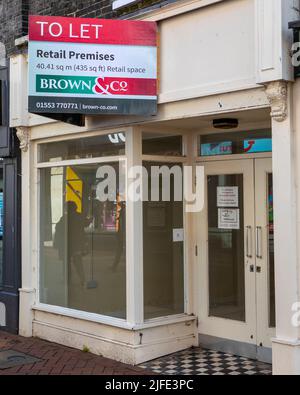 Norfolk, Großbritannien - 8. 2022. April: Ein leeres Einzelhandelsgelände mit einem „To Let“-Schild in der Stadt Kings Lynn in Norfolk, Großbritannien. Stockfoto