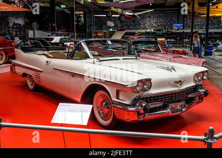 SINSHEIM, DEUTSCHLAND - MAI 2022: Weißes Cabrio Cadillac Eldorado 3. Generation 1958 314ps Stockfoto