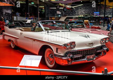 SINSHEIM, DEUTSCHLAND - MAI 2022: Weißes Cabrio Cadillac Eldorado 3. Generation 1958 314ps Stockfoto