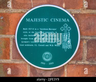 Norfolk, Großbritannien - 8. 2022. April: Eine Gedenktafel an der Außenseite des Majestic Cinema in Kings Lynn in Norfolk, Großbritannien, mit einer detaillierten Beschreibung der Geschichte des Gebäudes Stockfoto