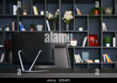 Schreibtisch mit Monitor im Büro. Arbeitsplatz, Home Office Stockfoto