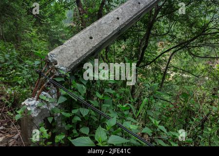 Berglandschaft Natur und beschädigte Elektrizität Stromumfrage am Straßenrand, Land in Mu Cang Chai, Vietnam, 2022 Stockfoto