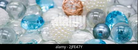 Banner mit schönem Hintergrund aus transparenten, blauen Glasperlen, Kristallen, weißen Perlen. Speicherplatz kopieren. Stockfoto
