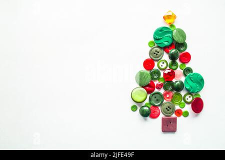 Apfelbaum oder Weihnachtsbaum aus Knöpfen grün, rot. Weißer Hintergrund, Kopierbereich. Stockfoto