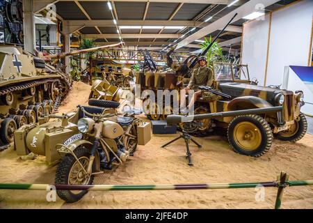 SINSHEIM, DEUTSCHLAND - MAI 2022: SD.Kfz. 10 Sonderkraftfahrzeug Spezial motorisiertes Fahrzeug und Motorrad Motorrad BMW R75 WW2 3. reich nazi Deutschland Stockfoto