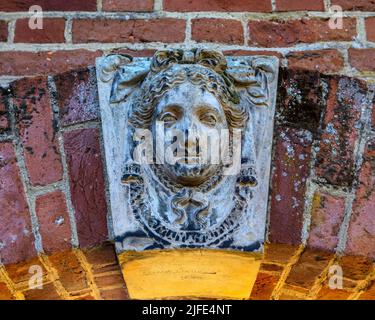 Ein architektonisches Detail über einem Torbogen im wunderschönen Bridge End Garden in Saffron Walden, Essex, Großbritannien. Stockfoto