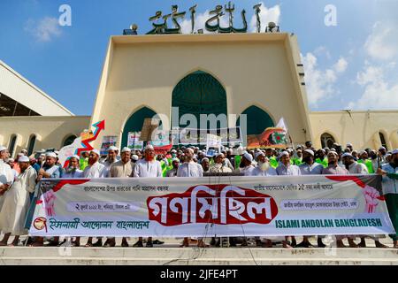 Dhaka, Bangladesch. 02.. Juli 2022. Aktivisten der Islami Andolan Bangladesh Party veranstalten eine Kundgebung, um gegen die angebliche "Wasserangriffswelle" Indiens nach Bangladesch zu protestieren, in Dhaka, Bangladesch, 2. Juli 2022. Foto von Suvra Kanti das/ABACAPRESS.COM Quelle: Abaca Press/Alamy Live News Stockfoto