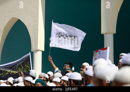 Dhaka, Bangladesch. 02.. Juli 2022. Aktivisten der Islami Andolan Bangladesh Party veranstalten eine Kundgebung, um gegen die angebliche "Wasserangriffswelle" Indiens nach Bangladesch zu protestieren, in Dhaka, Bangladesch, 2. Juli 2022. Foto von Suvra Kanti das/ABACAPRESS.COM Quelle: Abaca Press/Alamy Live News Stockfoto