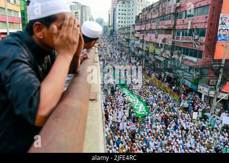 Dhaka, Bangladesch. 02.. Juli 2022. Aktivisten der Islami Andolan Bangladesh Party veranstalten eine Kundgebung, um gegen die angebliche "Wasserangriffswelle" Indiens nach Bangladesch zu protestieren, in Dhaka, Bangladesch, 2. Juli 2022. Foto von Suvra Kanti das/ABACAPRESS.COM Quelle: Abaca Press/Alamy Live News Stockfoto