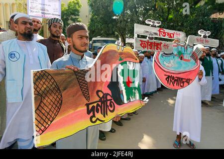 Dhaka, Bangladesch. 02.. Juli 2022. Aktivisten der Islami Andolan Bangladesh Party veranstalten eine Kundgebung, um gegen die angebliche "Wasserangriffswelle" Indiens nach Bangladesch zu protestieren, in Dhaka, Bangladesch, 2. Juli 2022. Foto von Suvra Kanti das/ABACAPRESS.COM Quelle: Abaca Press/Alamy Live News Stockfoto