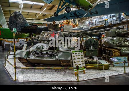 SINSHEIM, DEUTSCHLAND - MAI 2022: sowjetischer mittlerer Panzer T-34 1940 WW2. Stockfoto