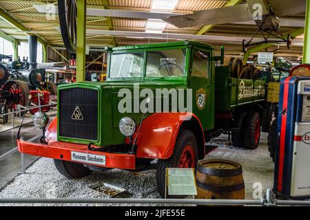 SINSHEIM, DEUTSCHLAND - MAI 2022: Grüner LKW Krupp Südwerke 1946. Stockfoto