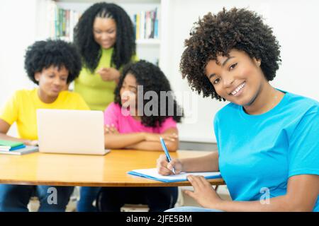 Gruppe glücklicher afroamerikanischer Informatikstudenten, die Softwareentwicklung und Programmierung an der Universität lernen Stockfoto