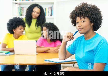 Gruppe junger afroamerikanischer Informatikstudenten, die an der Universität Softwareentwicklung und Programmierung lernen Stockfoto