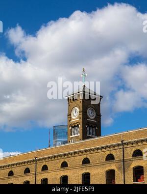 Der Uhrenturm des Ivory House befindet sich in St. Katherine Docks in London, Großbritannien. Stockfoto