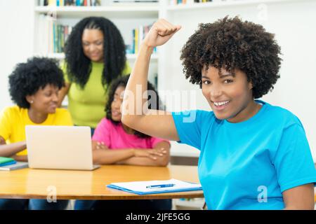 Gruppe motivierter afroamerikanischer Informatikstudenten, die an der Universität Softwareentwicklung und Programmierung lernen Stockfoto