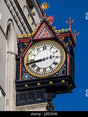 Nahaufnahme der prunkvollen Uhr an der Außenseite des Royal Courts of Justice on the Strand im Zentrum von London, Großbritannien. Stockfoto