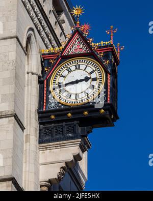 London, Großbritannien - 17. 2022. März: Nahaufnahme der prunkvollen Uhr an der Außenseite des Royal Courts of Justice on the Strand im Zentrum von London, Großbritannien. Stockfoto