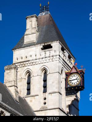 Der Uhrturm des Royal Courts of Justice-Gebäudes am Strand in London, Großbritannien. Stockfoto