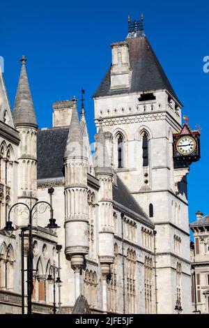 Der Uhrturm des Royal Courts of Justice-Gebäudes am Strand in London, Großbritannien. Stockfoto