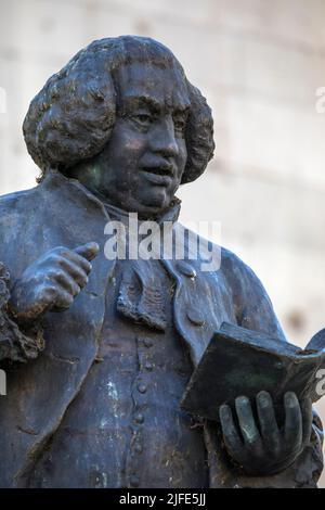 Nahaufnahme der Statue von Samuel Johnson, die sich am Strand neben der St. Clement Danes Church in London, Großbritannien, befindet. Stockfoto