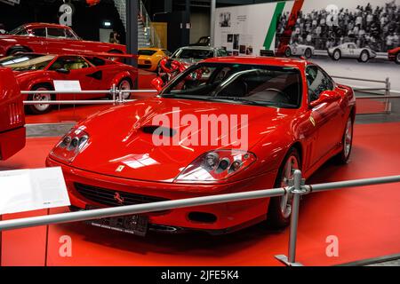 SINSHEIM, DEUTSCHLAND - MAI 2022: Red Ferrari 575 M Maranello Sportwagen 2002 515ps Stockfoto