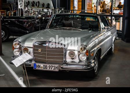 SINSHEIM, DEUTSCHLAND - MAI 2022: Silbernes Mercedes Benz 280 SE Cabrio 1971 200ps Stockfoto