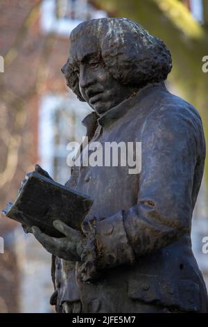 Nahaufnahme der Statue von Samuel Johnson, die sich am Strand neben der St. Clement Danes Church in London, Großbritannien, befindet. Stockfoto