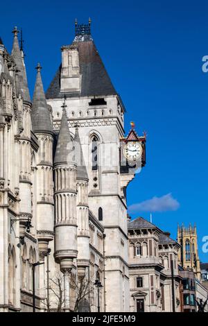 Der Uhrturm des Royal Courts of Justice-Gebäudes am Strand in London, Großbritannien. Stockfoto