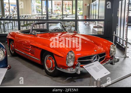 SINSHEIM, DEUTSCHLAND - MAI 2022: Rotes Mercedes Benz 300 SL Roadster Cabrio 1962 215ps Stockfoto