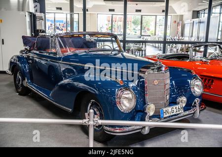 SINSHEIM, DEUTSCHLAND - MAI 2022: Blaues Mercedes Benz 300 S Cabrio 1955 150PS Stockfoto