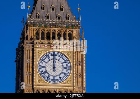 Der atemberaubende und neu renovierte Elizabeth Tower, des Houses of Parliament in Westminster, London, Großbritannien. Stockfoto