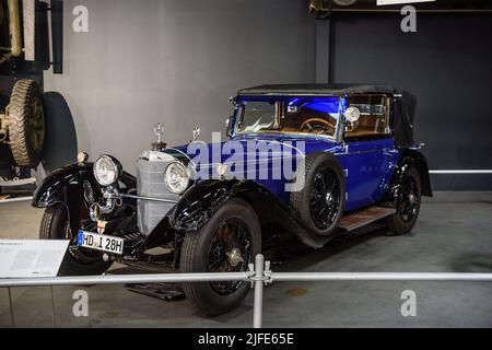 SINSHEIM, DEUTSCHLAND - MAI 2022: Blauer Mercedes Benz S 1929 180PS Stockfoto