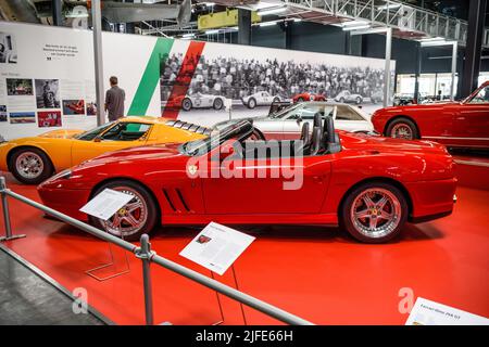 SINSHEIM, DEUTSCHLAND - MAI 2022: Red Ferrari 575 M Maranello Sportwagen 2002 515ps Stockfoto