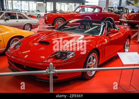 SINSHEIM, DEUTSCHLAND - MAI 2022: Red Ferrari 575 M Maranello Sportwagen 2002 515ps Stockfoto